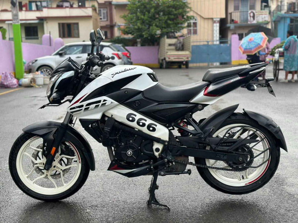 Bajaj ns 200 abs single handed